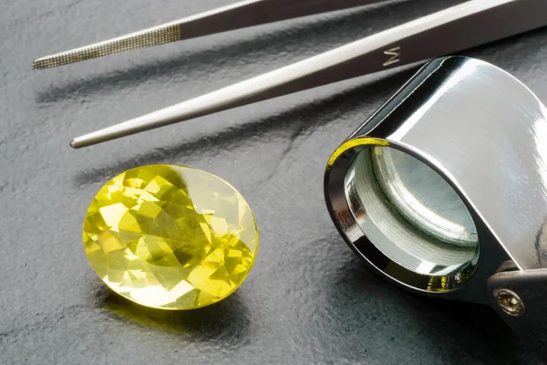 Gemstone and tools — Stock Photo, Image
