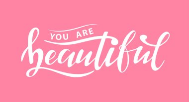 Çok güzelsin. Pembe arka planda el yazısıyla yazılmış beyaz harfler. Bayram ve tebrik için kadın stili, afişler, afişler, not defterleri takvimler. Moda kaligrafi