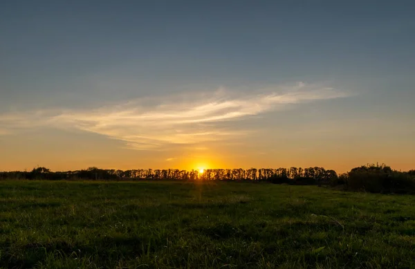 Sonnenuntergang Und Abendhimmel Auf Dem Feld — Stockfoto