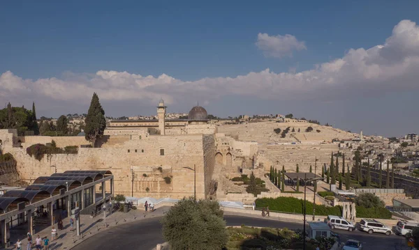 Temple Mount south wall with Al-Aqsa Mosque and archeological excavation site in Jerusalem Old City — Stock Photo, Image