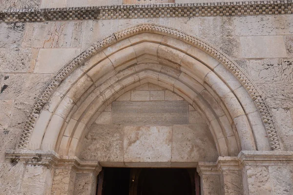 Израиль, Иерусалим, Старый город, Львиные ворота. Декор на каменной стене у входа — стоковое фото