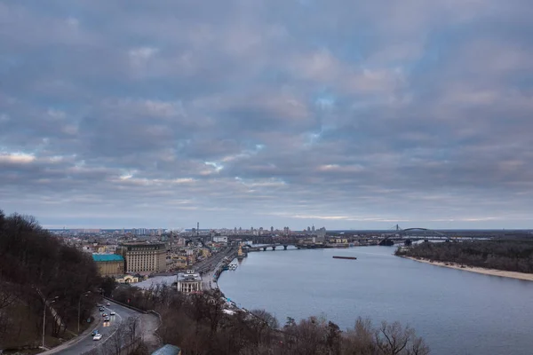 Ukraine, Kyiv, January 6, 2020. Kyiv, winter morning, beautiful view to the historical center Podol. Dnipro river, cloudy sky. High quality photo. — Stock Photo, Image