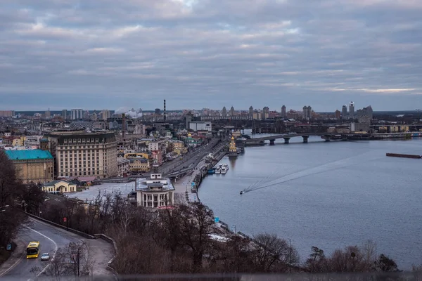 Ukraine, Kyiv, January 6, 2020. Kyiv, winter morning, beautiful view to the historical center Podol. Dnipro river, cloudy sky. High quality photo. — Stock Photo, Image