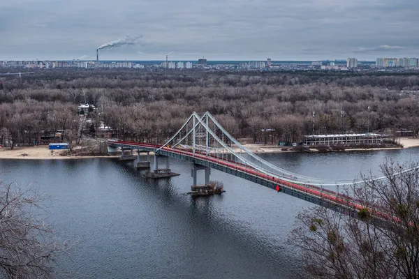 Kijów, rzeka Dniepru, most dla pieszych na wyspę Truchanov, piękny widok na Kijów, styczeń, 2020 — Zdjęcie stockowe