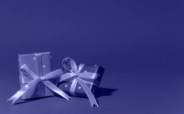 Ajándék dobozok színes papír pöttyös kötött szalag orgona háttér. Karácsony és újév kártya, banner, reklám koncepció. — Stock Fotó