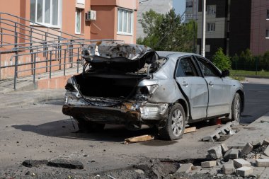 Yanmış ve kırılmış bir araba. Ukrayna 2022 'de savaş. Kharkiv Ukrayna 'daki Rus füzeleri. Rus saldırganlığı, çatışma. Rus saldırısı Ukrayna 'da. Rusya Ukrayna 'yı bombalıyor