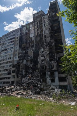 Ukrayna 2022 'de savaş. Kharkiv Ukrayna 'daki Rus füzeleri sonrasında yıkıldı, bombalandı ve yakıldı. Natalia Uzhviy caddesindeki ünlü bina. Rus saldırısı. Rusya Ukrayna 'yı bombalıyor