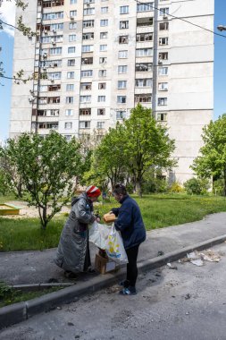 Ukrayna 'daki savaş sırasında bodrumda yaşayan insanlar için toplayıcı yardım. Ürünler, yemek, gigigiene, mumlar. Işık, su ve gaz olmadan yaşamak.