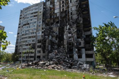 Ukrayna 2022 'de savaş. Kharkiv Ukrayna 'daki Rus füzeleri sonrasında yıkıldı, bombalandı ve yakıldı. Natalia Uzhviy caddesindeki ünlü bina. Rus saldırısı. Rusya Ukrayna 'yı bombalıyor