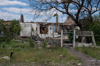 Ukrayna 2022 'de savaş. Ukrayna 'nın kırsal kesimindeki Kharkiv füzelerinden sonra yıkılan, bombalanan ve yakılan yerleşim yerleri. Rus saldırganlığı. Rus saldırısı Ukrayna 'da. Rusya Ukrayna 'yı bombalıyor