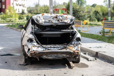 Yanmış ve kırılmış bir araba. Ukrayna 2022 'de savaş. Kharkiv Ukrayna 'daki Rus füzeleri. Rus saldırganlığı, çatışma. Rus saldırısı Ukrayna 'da. Rusya Ukrayna 'yı bombalıyor