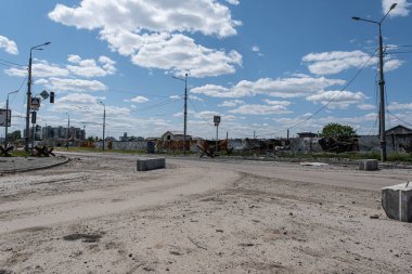 Ukrayna 2022 'de savaş. Kharkiv Ukrayna 'daki Rus füzelerinin ardından evlerin bombalanması ve yakılması. Rus saldırganlığı, çatışma. Rus saldırısı Ukrayna 'da. Rusya Ukrayna 'yı bombalıyor.