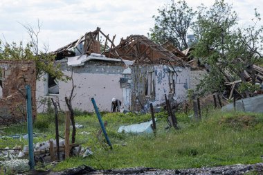 Ukrayna 2022 'de savaş. Ukrayna 'nın kırsal kesimindeki Kharkiv füzelerinden sonra yıkılan, bombalanan ve yakılan yerleşim yerleri. Rus saldırganlığı. Rus saldırısı Ukrayna 'da. Rusya Ukrayna 'yı bombalıyor