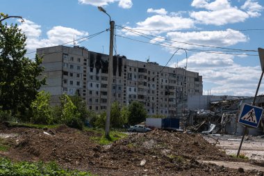 Ukrayna 2022 'de savaş. Kharkiv Ukrayna 'daki Rus füzelerinin ardından evlerin bombalanması ve yakılması. Rus saldırganlığı, çatışma. Rus saldırısı Ukrayna 'da. Rusya Ukrayna 'yı bombalıyor