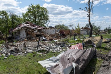 Ukrayna 2022 'de savaş. Ukrayna 'nın kırsal kesimindeki Kharkiv füzelerinden sonra yıkılan, bombalanan ve yakılan yerleşim yerleri. Rus saldırganlığı. Rus saldırısı Ukrayna 'da. Rusya Ukrayna 'yı bombalıyor