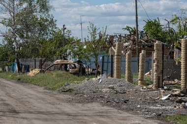 Kharkiv kırsalında yanmış, yıkılmış ev ve araba. Ukrayna 2022 'de savaş. Kharkiv Ukrayna 'daki Rus füzeleri. Rus saldırganlığı, çatışma. Rus saldırısı Ukrayna 'da. Rusya Ukrayna 'yı bombalıyor