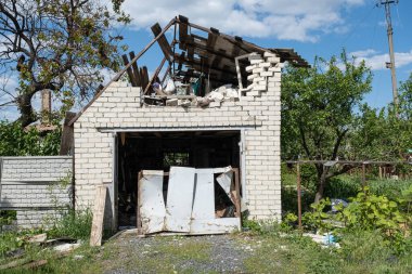Ukrayna 2022 'de savaş. Ukrayna 'nın kırsal kesimindeki Kharkiv füzelerinden sonra yıkılan, bombalanan ve yakılan yerleşim yerleri. Rus saldırganlığı. Rus saldırısı Ukrayna 'da. Rusya Ukrayna 'yı bombalıyor