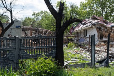 Ukrayna 2022 'de savaş. Ukrayna 'nın kırsal kesimindeki Kharkiv füzelerinden sonra yıkılan, bombalanan ve yakılan yerleşim yerleri. Rus saldırganlığı. Rus saldırısı Ukrayna 'da. Rusya Ukrayna 'yı bombalıyor