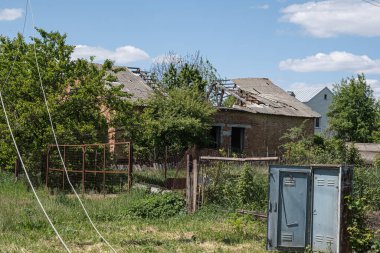 Ukrayna 2022 'de savaş. Ukrayna 'nın kırsal kesimindeki Kharkiv füzelerinden sonra yıkılan, bombalanan ve yakılan yerleşim yerleri. Rus saldırganlığı. Rus saldırısı Ukrayna 'da. Rusya Ukrayna 'yı bombalıyor