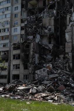 Ukrayna 2022 'de savaş. Kharkiv Ukrayna 'daki Rus füzeleri sonrasında yıkıldı, bombalandı ve yakıldı. Natalia Uzhviy caddesindeki ünlü bina. Rus saldırısı. Rusya Ukrayna 'yı bombalıyor