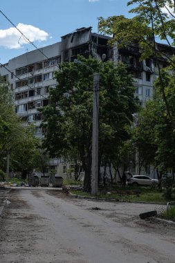 Ukrayna 2022 'de savaş. Kharkiv Ukrayna 'daki Rus füzeleri sonrasında yıkıldı, bombalandı ve yakıldı. Natalia Uzhviy caddesindeki ünlü bina. Rus saldırısı. Rusya Ukrayna 'yı bombalıyor