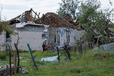 Ukrayna 2022 'de savaş. Ukrayna 'nın kırsal kesimindeki Kharkiv füzelerinden sonra yıkılan, bombalanan ve yakılan yerleşim yerleri. Rus saldırganlığı. Rus saldırısı Ukrayna 'da. Rusya Ukrayna 'yı bombalıyor
