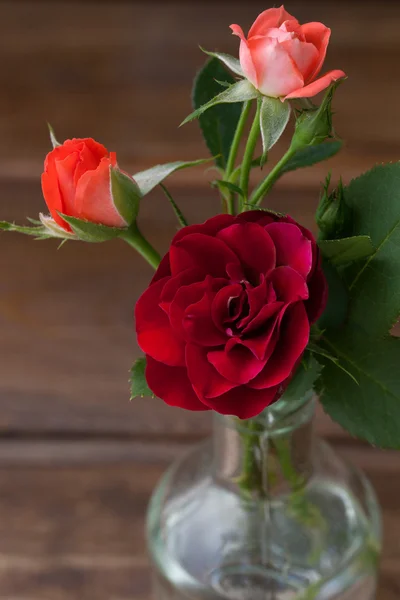 Small bouquet of roses on a wooden background — Stock Photo, Image