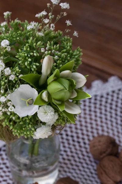 Ramo de flores silvestres en el estilo de Provenza con nueces — Foto de Stock