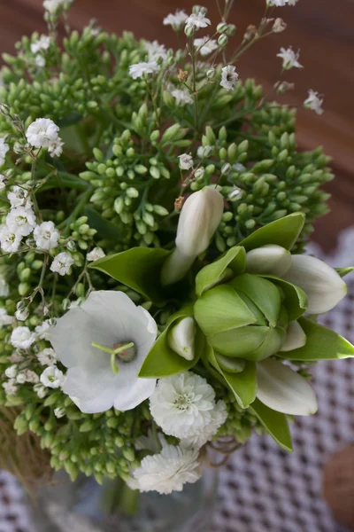 Букет диких цветов в стиле Прованса с орехами — стоковое фото