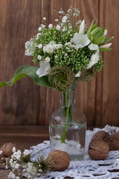 Boeket van wilde bloemen in de stijl van de provence met noten — Stockfoto