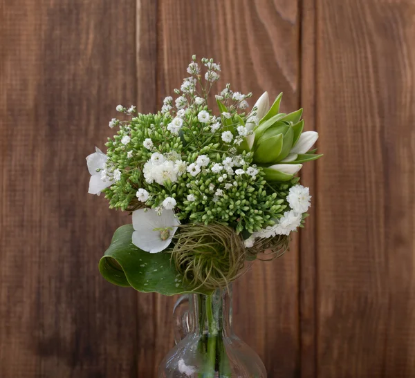 Boeket van wilde bloemen in de stijl van de provence met noten — Stockfoto