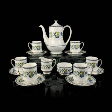 Siyah izole arka planda antika el boyası çay seti.