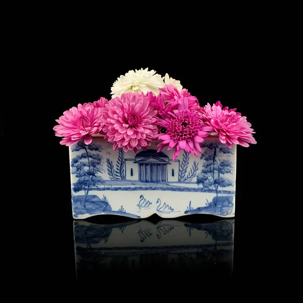 Starožitná Porcelánová Váza Květinovým Vzorem Vintage Váza Květinami Černém Pozadí — Stock fotografie