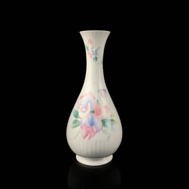 Masa düzenlemek için antika çanak çömlek. Siyah izole arkaplanda çiçek desenli klasik porselen vazo