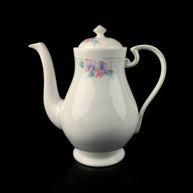 Masa düzenlemek için antika çanak çömlek. Siyah izole edilmiş arka planda çiçek desenli klasik porselen çaydanlık.