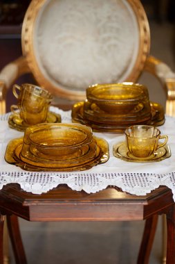 Filigran desenli antika cam servis masası. Rönesans tarzı bir iç mekanda sarı cam servis. Vintage servisi