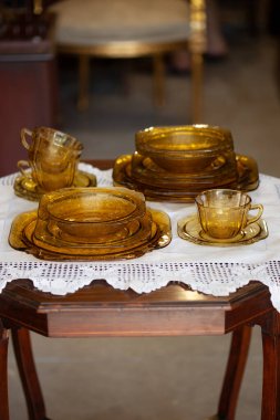 Filigran desenli antika cam servis masası. Rönesans tarzı bir iç mekanda sarı cam servis. Vintage servisi