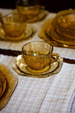 Filigran desenli antika çay bardağı seti. İç kısımda sarı cam servisi var. Vintage fincan yakın çekim