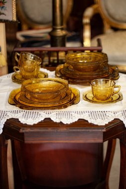 Filigran desenli antika cam servis masası. Rönesans tarzı bir iç mekanda sarı cam servis. Vintage servisi