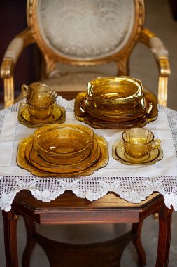Filigran desenli antika cam servis masası. Rönesans tarzı bir iç mekanda sarı cam servis. Vintage servisi