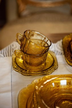 Filigran desenli antika çay bardağı seti. İç kısımda sarı cam servisi var. Vintage fincan yakın çekim