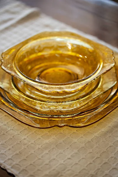 Tafelopstelling Met Antieke Glazen Service Met Een Filigraan Patroon Geel — Stockfoto