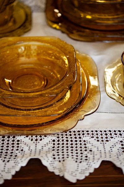 桌子设置与古董玻璃服务与丝状图案 内部的黄色玻璃器皿服务 老旧的服务特写 — 图库照片