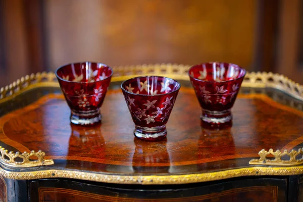 Ensemble Beaux Verres Vin Rouge Antique Dans Intérieur Style Renaissance — Photo