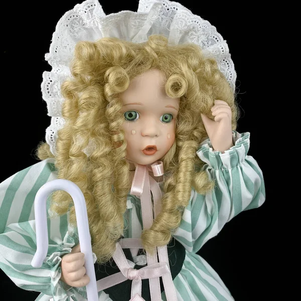 Порцелянова Лялька Ізольована Чорному Тлі Стара Керамічна Лялька Білій Сукні — стокове фото