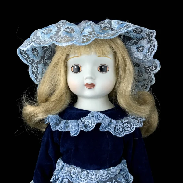 Πορσελάνη Κούκλα Απομονωμένη Μαύρο Φόντο Κεραμική Παλιά Κούκλα Ένα Μπλε — Φωτογραφία Αρχείου