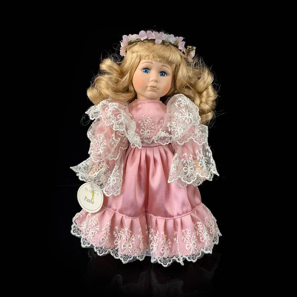 Porzellanpuppe Isoliert Auf Schwarzem Hintergrund Keramik Alte Dolly Vintage Rosa — Stockfoto