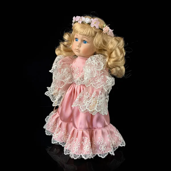 Porzellanpuppe Isoliert Auf Schwarzem Hintergrund Keramik Alte Dolly Vintage Rosa — Stockfoto