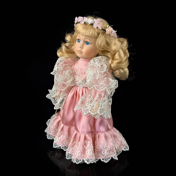 Boneca Porcelana Isolada Sobre Fundo Preto Cerâmica Velha Dolly Vestidos — Fotografia de Stock