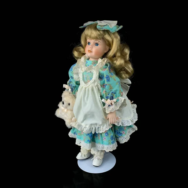 Porseleinen Pop Geïsoleerd Zwarte Achtergrond Keramiek Oude Dolly Vintage Blauwe — Stockfoto